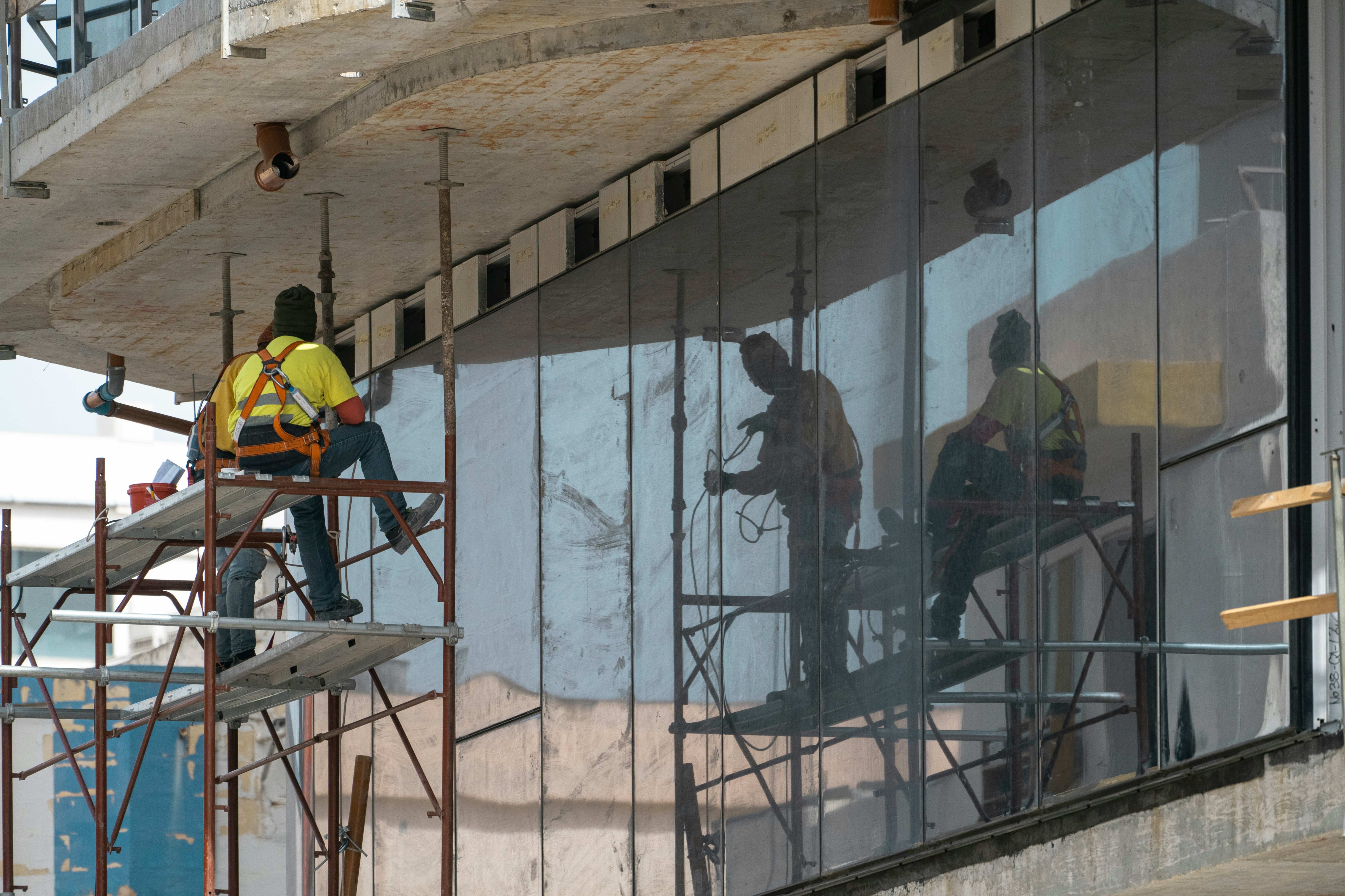 Técnicos instalando cancelería de aluminio y vidrio templado en CDMX