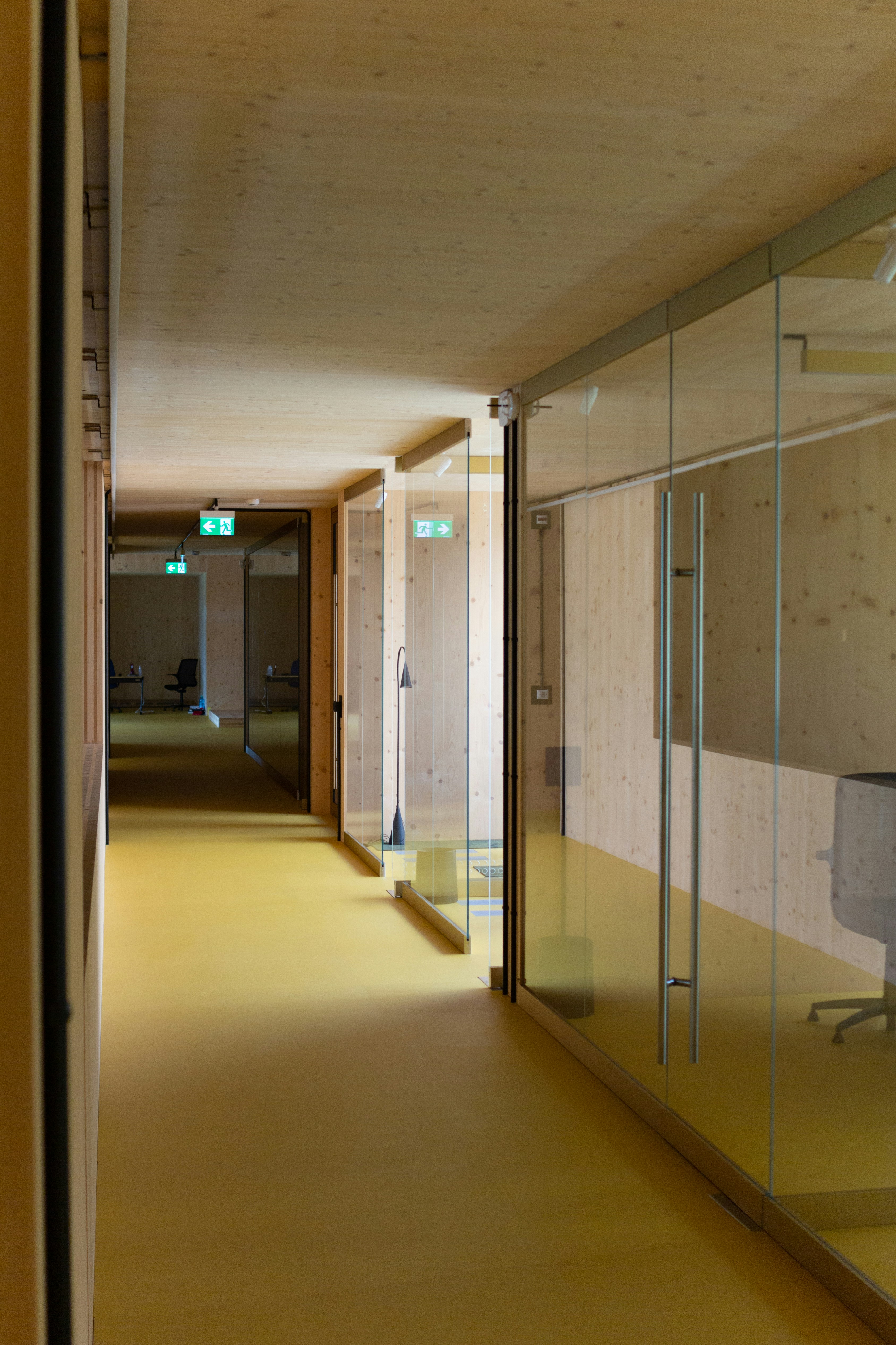 Instalación profesional de cancelería de aluminio en oficina moderna con acabados limpios y profesionales